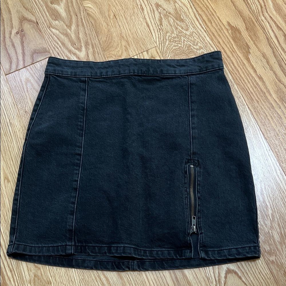 We The Free SZ 10, midnight magic Charcoal Mini zip slit Skirt.